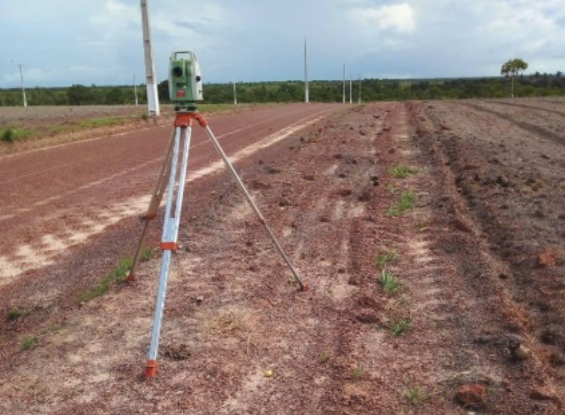 Estação total em lote de terra avermelhada
