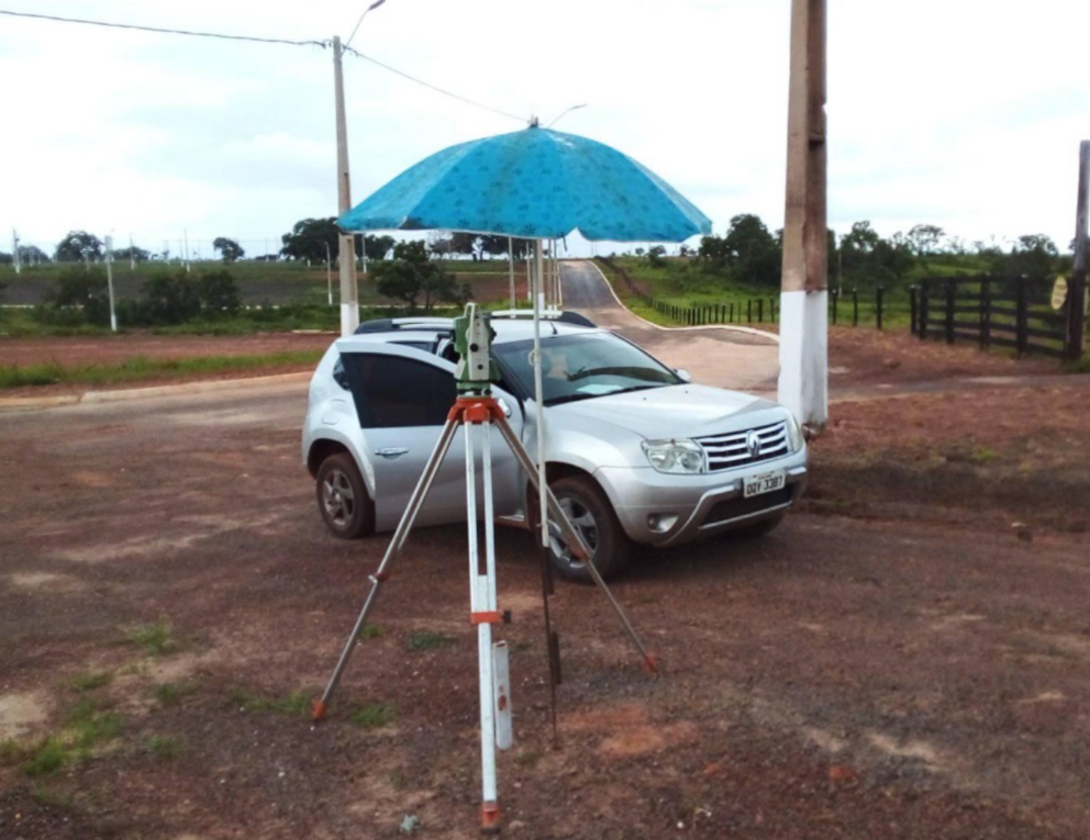 Equipamento topográfico em estrada rural